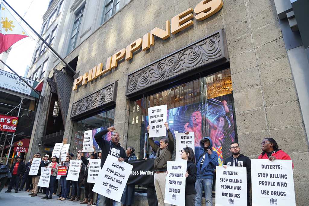 Menschen protestieren vor dem philippinischen Generalkonsulat mit Plakaten