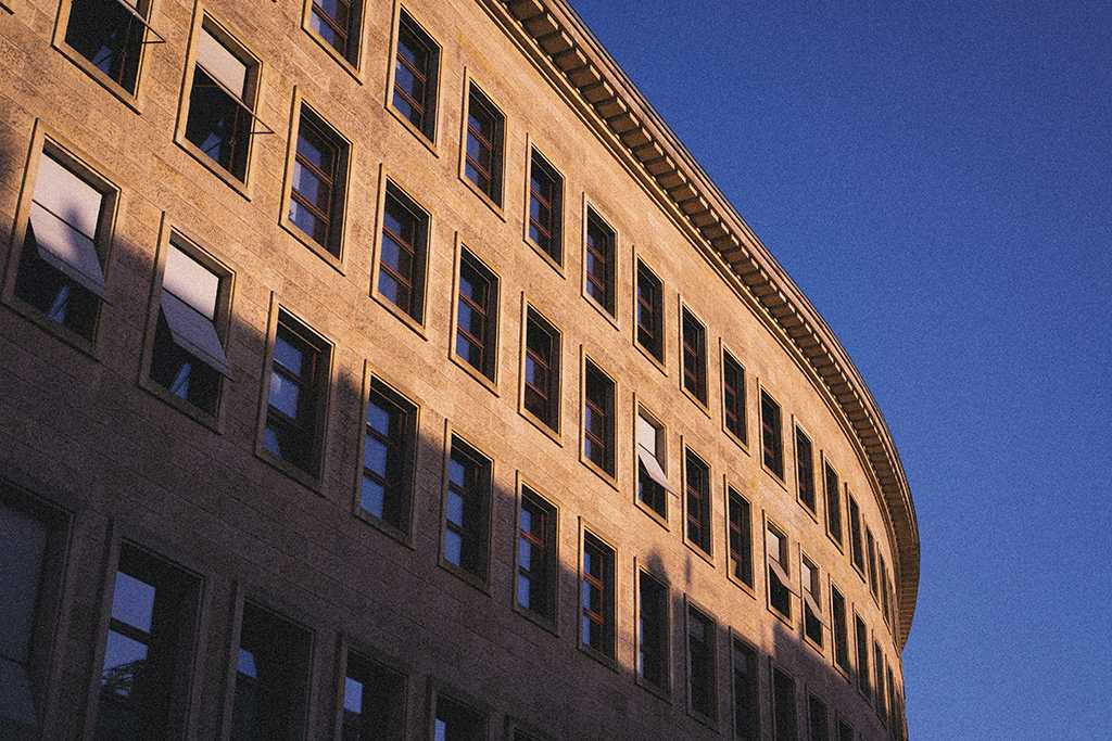 Außenansicht eines Teils eines großen Gebäudes vor blauem Himmel